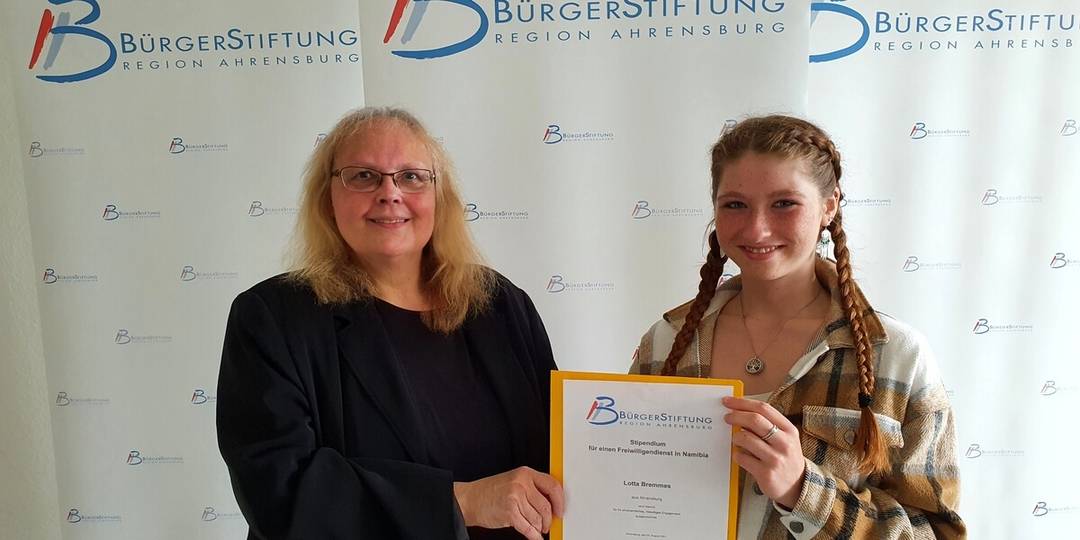 Stipendienfeier : Carmen Lau und die Stipendiaten Lotta (Foto: BürgerStiftung Region Ahrensburg)